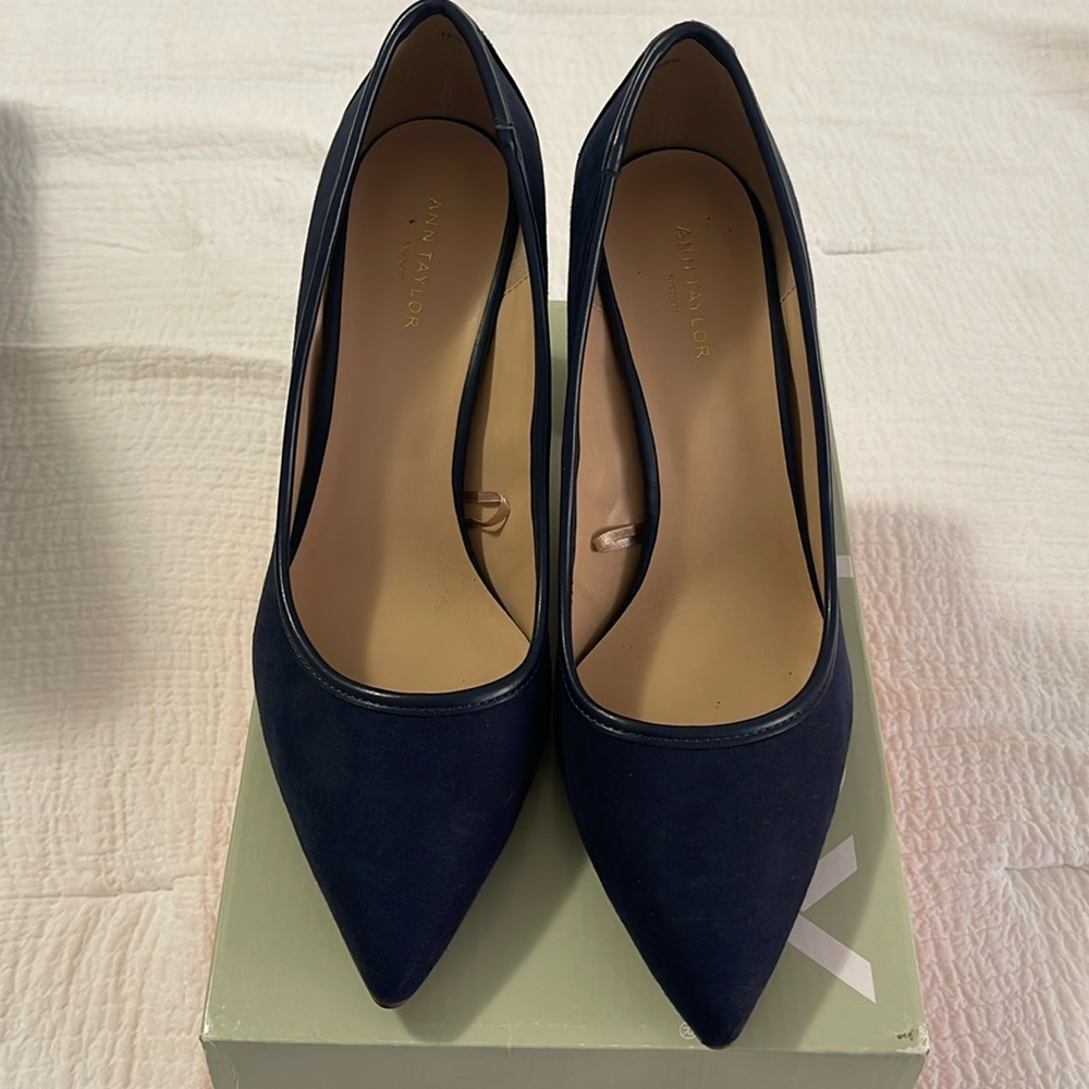 ANN TAYLOR SUEDE PUMP